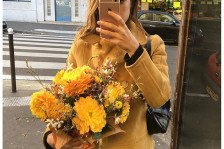 french-girls-guide-to-instagram-holding
